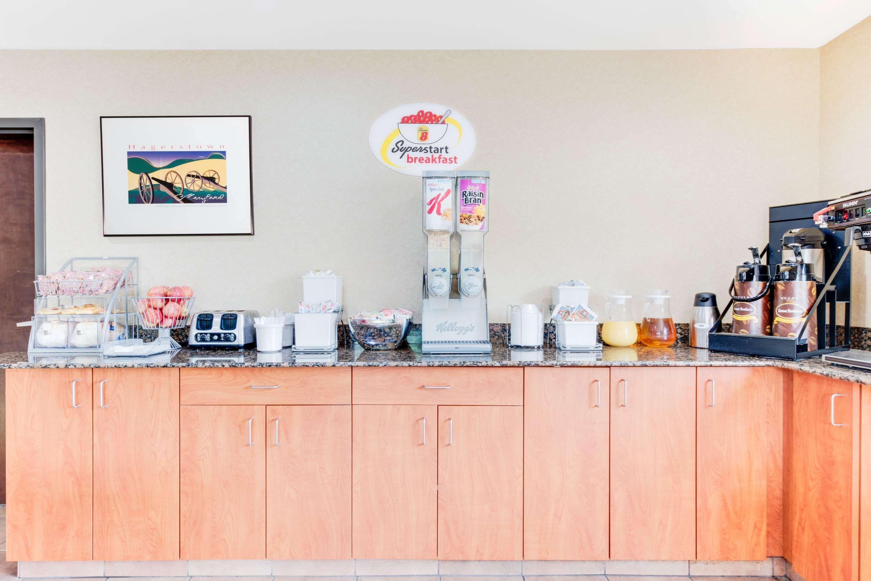 Super 8 By Wyndham Hagerstown I-70 Motel Buitenkant foto