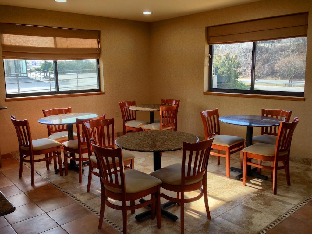 Super 8 By Wyndham Hagerstown I-70 Motel Buitenkant foto